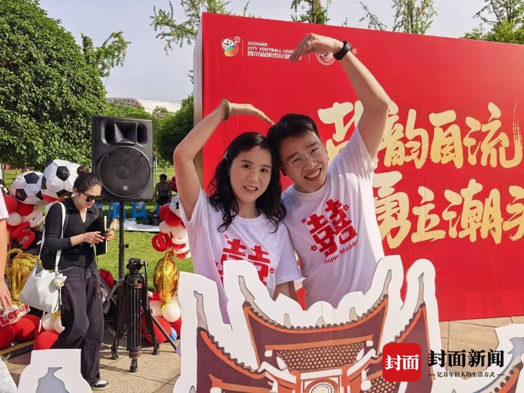 开云官方-“井”结良缘甜蜜蜜 自贡新郎川超赛场“迎娶”南充新娘